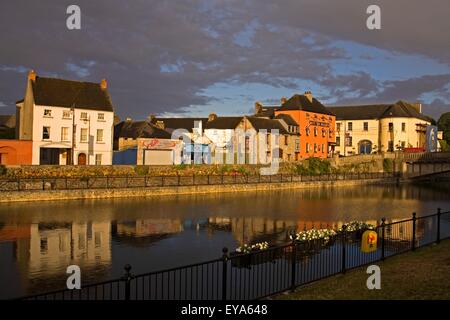 John's Quay & Fluss Nore, Kilkenny Stadt, Grafschaft Kilkenny, Irland; Gebäude der Stadt von Riverside Stockfoto