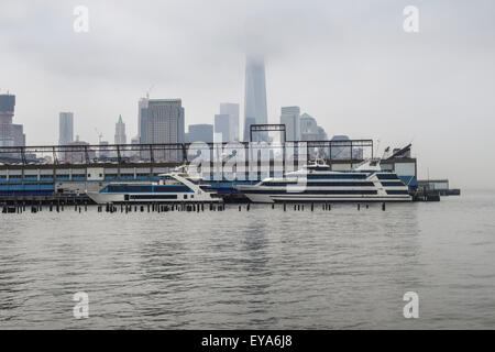 Hornblower Unendlichkeit und Hybrid-Fähren, Yachten auf Pier, Downtown Manhattan im Hintergrund, New York City, USA. Stockfoto