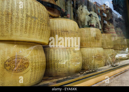 Parmesan Cheese Wheels auf der Ausstellung, Di Palo's, Grand Street in Little Italy, New York City, Manhattan, USA Stockfoto