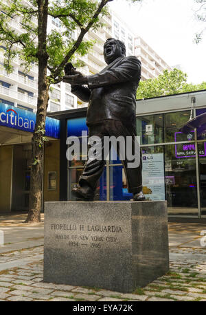 Statue zu Ehren des Fiorello H. La Guardia, Bürgermeister von New York City, La Guardia Ort, Greenwich Village, NYC, USA. Stockfoto