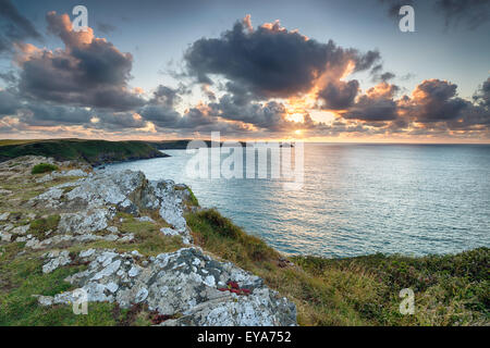 Sonnenuntergang von den Klippen an Trevan Stelle über Lundy Bay in der Nähe von Polzeath auf der Nordküste von Cornwall Stockfoto