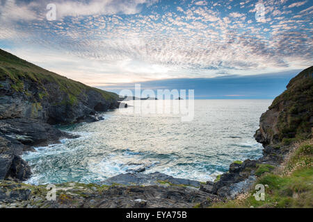 Auf dem South West Coast Path wie es geht Epphaven Bucht mit The Moules und der Bürzel in weiter Ferne Stockfoto