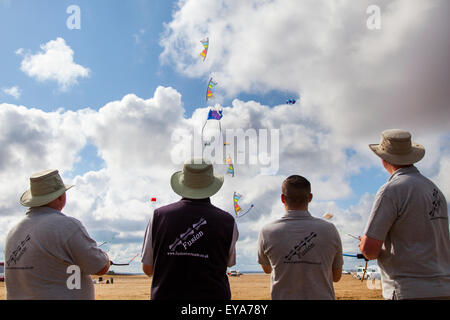 Lytham, Lancashire, UK. 25. Juli 2015. Einzelnen Stunt Flyer auf dem St Annes Kite Festival am 25. und 26. Juli 2015. Der Himmel über das Meer überflutet mit Farbe als fabelhafte Anzeige Drachen am Strand neben dem Pier in die Luft gehen.  Das Festival vorgestellten einzeilige, dual Line, Quad Linie und macht Drachen, Windsack, weiche, Hüpfburgen, Banner und Lenkdrachen in allen Formen und Größen mit einer Vielzahl von Kitesurf Stoffe Credit: Mar Photographics/Alamy Live News Stockfoto