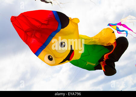 Lytham, Lancashire, UK. 25. Juli 2015. Tony eine Deutsche Comicfigur, die an der St Annes Kite Festival am 25. und 26. Juli 2015. Der Himmel über der Küste überschwemmt mit Farbe als fabelhafte große Anzeige der riesigen Drachen in die Luft am Strand neben der Seebrücke. Das festival Single Line empfohlene, Dual, Quad und Power Kites, Windsack, weich, Schlauchboote, Banner, und Lenkdrachen in allen Formen und Größen mit einer Vielzahl von Kitesurf Stoffen Stockfoto