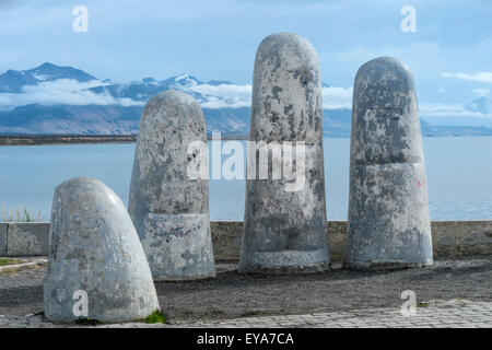 Finger-Statue an der Uferpromenade, Puerto Natales, Patagonien, Chile Stockfoto