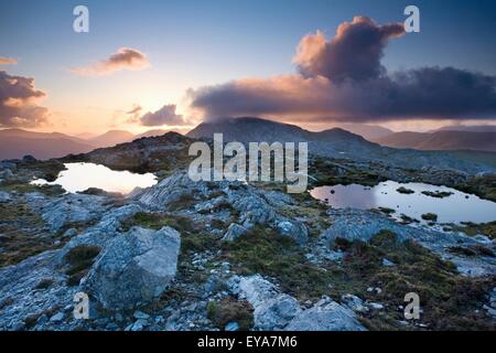 Maumturks, Co. Galway, Irland; Pools auf dem Gipfel des Knocknahillion Stockfoto