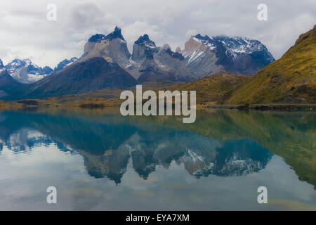 Cuernos del Paine im Lago Pehoe, Torres del Paine Nationalpark, chilenischen Patagonien, Chile Stockfoto