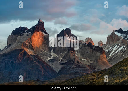 Sonnenaufgang über dem Cuernos del Paine, Torres del Paine Nationalpark, chilenischen Patagonien, Chile Stockfoto