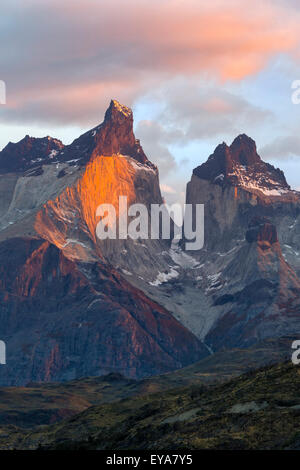 Sonnenaufgang über dem Cuernos del Paine, Torres del Paine Nationalpark, chilenischen Patagonien, Chile Stockfoto