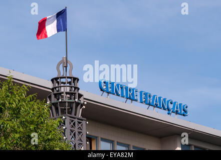 Berlin, Deutschland, Franz. Flagge auf dem Eiffelturm Miniatur auf Centre Francais in Müllerstr. Stockfoto