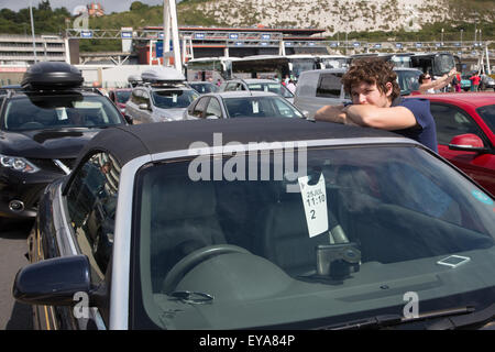 Dover, Kent, UK. 25. Juli 2015. Britische Touristen Daniel Broderick aus Bad wartet auf eine Cross-Channel-Fähre in Dover inmitten lange Verzögerungen durch die Streikenden französischen Fähre. Bildnachweis: Auf fotografischen Blick/Alamy Live News Stockfoto