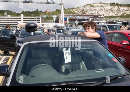 Dover, Kent, UK. 25. Juli 2015. Britische Touristen Daniel Broderick aus Bad wartet auf eine Cross-Channel-Fähre in Dover inmitten lange Verzögerungen durch die Streikenden französischen Fähre. Bildnachweis: Auf fotografischen Blick/Alamy Live News Stockfoto