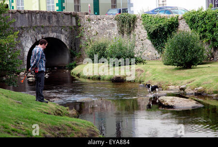 Mensch und Hund im Fluss Kikbroney, Rostrevor. Stockfoto