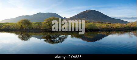 Maumturks, Co. Galway, Irland; Berge im Wasser reflektiert Stockfoto