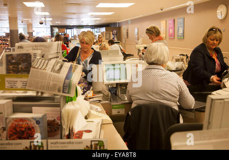 Menschen im Supermarkt Check-out in Waitrose speichern, Marlborough, Wiltshire, England, UK Stockfoto