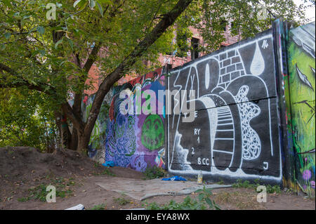 Berlin, Deutschland, erhaltene Teile der Berliner Mauer auf Holz Ufer block Stockfoto