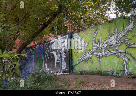 Berlin, Deutschland, erhaltene Teile der Berliner Mauer auf Holz Ufer block Stockfoto