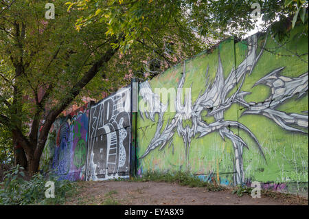 Berlin, Deutschland, erhaltene Teile der Berliner Mauer auf Holz Ufer block Stockfoto