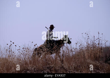 Ein Dorfbewohner montiert auf einem Pferd in Gobustan Bezirk in Aserbaidschan Stockfoto