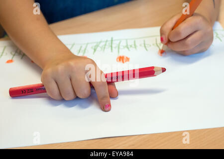 Berlin, Deutschland, Malerei Kinderhaende in Kita Stockfoto