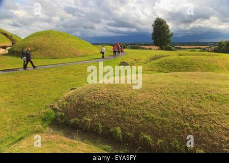 County Meath, IRL; Menschen herumlaufen Knowth, die Passage Grabanlage am westlichen Ende des Bru Na Boinne, nördlich von Dublin Stockfoto