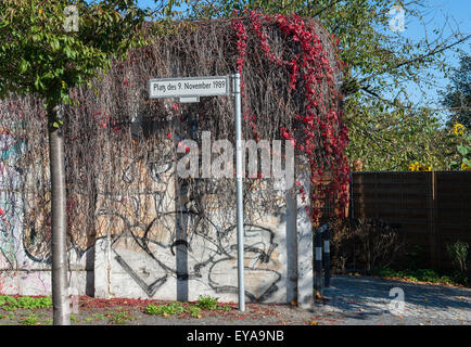 Berlin, Deutschland, Segmente der Berliner Mauer am ehemaligen Grenzübergang Bornholmer Str. Stockfoto