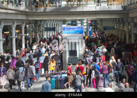 London UK. 25. Juli 2015. Passagiere stehen Verzögerungen am St Pancras Station in London verursacht durch Streikenden französischen Fähre in Calais und Migranten, die versuchten, den Eurotunnel von Frankreich Credit zu erobern: Amer Ghazzal/Alamy Live-Nachrichten Stockfoto