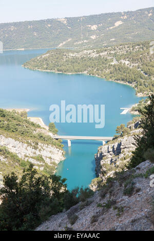 Die Galetas Brücke, am Ende der Verdon-Schluchten auf dem See Sainte-Croix (Frankreich). Le Pont Galétas Sur le Lac de Ste-Croix. Stockfoto