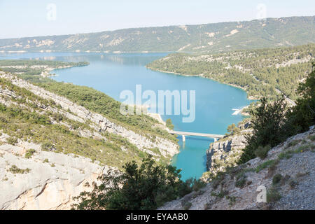 Die Galetas Brücke, am Ende der Verdon-Schluchten auf dem See Sainte-Croix (Frankreich). Le Pont Galétas Sur le Lac de Ste-Croix. Stockfoto