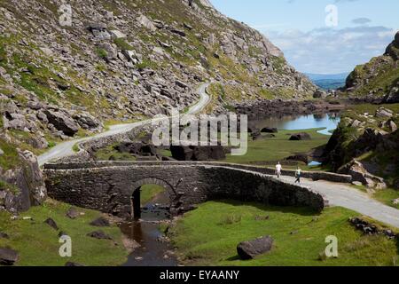 Fuß auf der Straße über eine Brücke; GAP Of Dunloe, County Kerry, Irland Stockfoto