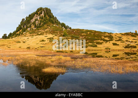 Lake Buse. Lago delle Buse. Das Lagorai-Massiv im Herbst. Region Trentino. Italienische Alpa. Europa. Stockfoto