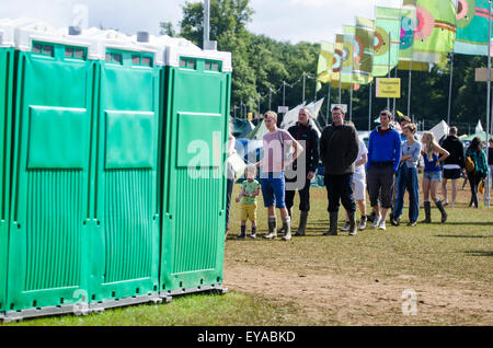 Charlton Park, Wiltshire, Großbritannien. Juli 2015. WOMAD Festival, Tag zwei. Gemächliche Szenen beim World of Music and Dance Festival am zweiten Morgen. Die Sonne scheint und fängt an, den Schlamm im Charlton Park, England, zu trocknen. Kredit: Francesca Moore/Alamy Live Nachrichten Stockfoto