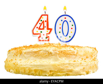 Geburtstagstorte mit Kerzen Nummer 40 isoliert auf weißem Hintergrund Stockfoto