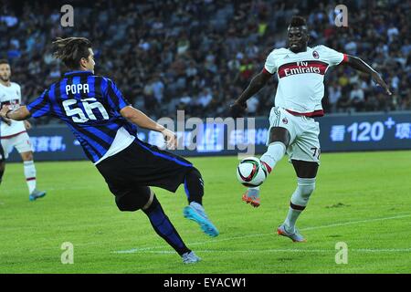 Shenzhen, China. 25. Juli 2015. AC Mailand nach vorn Reisen MBAYE NIANG (R) sich mit Inter Mailand Mittelfeld POPA RAZVAN (L) während des Spiels zwischen AC Milan Vs Internazionale de Milano im Stadium der Universiade in Shenzhen, Südchina. (Kredit-Bild: © Marcio Machado über ZUMA Draht) Bildnachweis: ZUMA Press, Inc./Alamy Live-Nachrichten Stockfoto