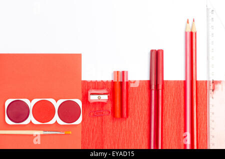 rote Farbe Schulmaterial auf weißem Papierhintergrund Stockfoto