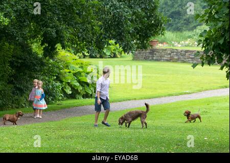 Gråsten, 25.07.2015 Prinz Christian, Prinz Vincent und Prinzessin Josephine und Hellike (L), Tillia (R) und großen Hund Hunde: Ella am jährlichen Fotosession bei Gråsten Palast RPE/Albert Nieboer/Niederlande OUT - NO-Draht-SERVICE - Stockfoto