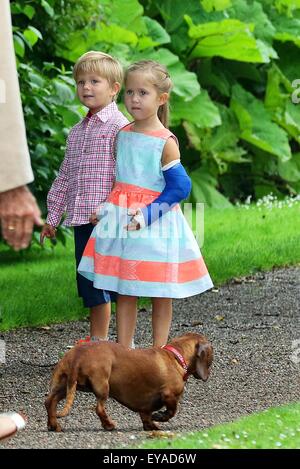 Gråsten, 25.07.2015 Prinz Vincent und Prinzessin Josephine von Dänemark und Hunden bei der jährlichen Fotosession bei Gråsten Palast RPE/Albert Nieboer/Niederlande OUT - NO-Draht-SERVICE - Stockfoto