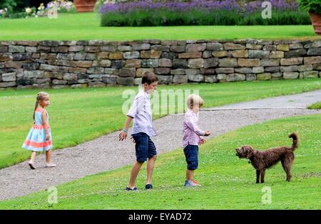 Gråsten, 25.07.2015 Prince Christian (C), Prinz Vincent und Prinzessin Josephine von Dänemark und Hunden bei der jährlichen Fotosession bei Gråsten Palast RPE/Albert Nieboer/Niederlande OUT - NO-Draht-SERVICE- Stockfoto