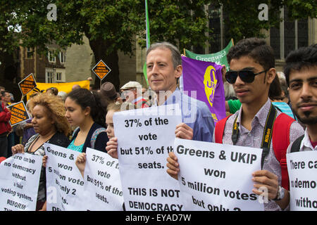 London, UK. 25. Juli 2015. Demonstranten versammeln sich vor den Houses of Parliament auf Nachfrage Wahlreform, einschließlich der Verhältniswahl, anstatt die First-Past-the-Post-Methode, die die Tories Verstärkung sah eine Mehrheit. Bild: Gay und menschliche Rechte Aktivist Peter Tatchell, Zentrum, ist einer von vielen einflussreichen Menschen fordern Wahlreform. Bildnachweis: Paul Davey/Alamy Live-Nachrichten Stockfoto