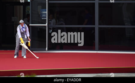 Ein sauberer arbeitet in der Nähe von Konstantin (Konstantinowski)-Palast in St. Petersburg, Russland, 25. Juli 2015. Vorläufige zeichnen FIFA WM 2018 wird heute, am 25 Juli in St. Petersburg stattfinden. Foto: Marcus Brandt/dpa Stockfoto