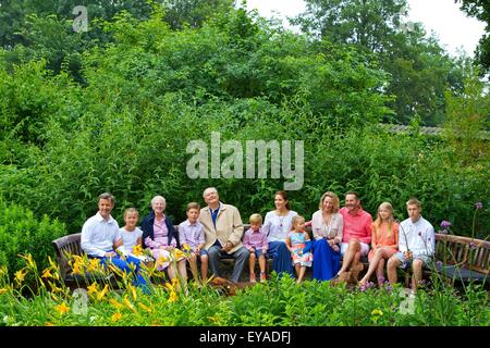 Gråsten, 25.07.2015 Königin Margrethe II, Prinz Henrik, Kronprinz Fredrik, Kronprinzessin Mary, Prinz Christian, Prinzessin Isabella, Prinz Vincent und Prinzessin Josephine, Prinzessin Alexandra Zu Sayn-Wittgenstein-Berleburg, Graf Jefferson, Graf Friedrich Richard Oscar Jefferson und Lady Ingrid Alexandra Irma Astrid Benedikte und ihren Hunden posieren für die Presse bei der jährlichen Fotosession bei Gråsten Palast RPE/Albert Nieboer/Niederlande OUT - NO-Draht-SERVICE- Stockfoto