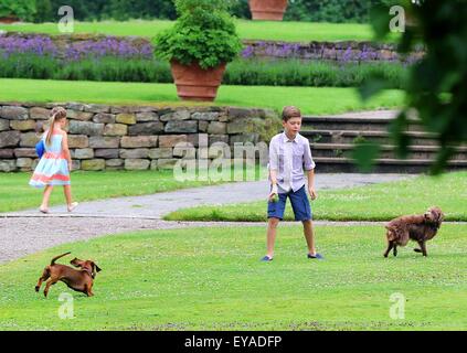 Gråsten, 25.07.2015 Prinz Christian und Prinzessin Josephine und Hunde Hellike (L) und Ella auf der jährlichen Fotosession bei Gråsten Palast RPE/Albert Nieboer/Niederlande OUT - NO-Draht-SERVICE - Stockfoto