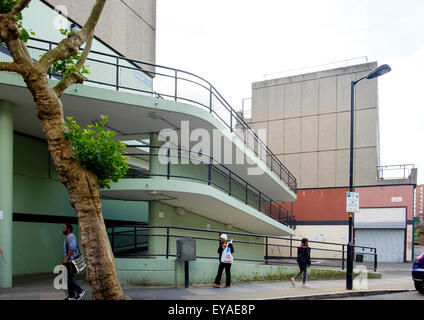 Die Aylesbury Estate es East Street, gleich neben dem Walworth Road, Southwark, London trifft. Das Anwesen ist Teil einer langen te Stockfoto