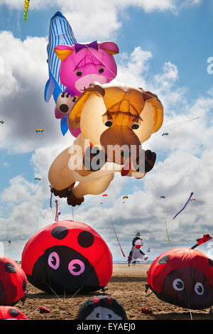 Ladybirds, Dog and Teddy Bear beim St. Annes Kite Festival, Lytham-St-Annes, Lancashire, Großbritannien, am 25. Juli 2015. Der Himmel über dem Meer ist von Farbe überflutet, da eine fabelhafte große Ausstellung von Riesendrachen und bodennahen Wippen Tieraufblasen am Strand neben dem Pier in die Luft fliegen. Das Festival bot einreihige, zweireihige, vierreihige und Power-Drachen, Windsocken, weiche, aufblasbare Banner, Und Stuntdrachen in allen Formen und Größen aus einer Vielzahl von Kitesurf-Stoffen Stockfoto