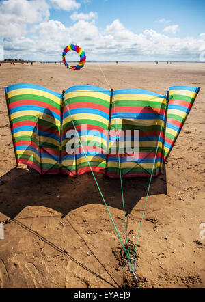 Lytham, Lancashire, UK. 25. Juli 2015. Verankert wind Pause in St Annes Kite Festival am 25. und 26. Juli 2015. Der Himmel über der Küste überschwemmt mit Farbe als fabelhafte Anzeige Drachen in die Luft am Strand neben der Seebrücke. Das festival Single Line empfohlene, Dual, Quad und Power Kites, Windsack, weich, Schlauchboote, Banner, und Lenkdrachen in allen Formen und Größen mit einer Vielzahl von Kitesurf Stoffen Stockfoto