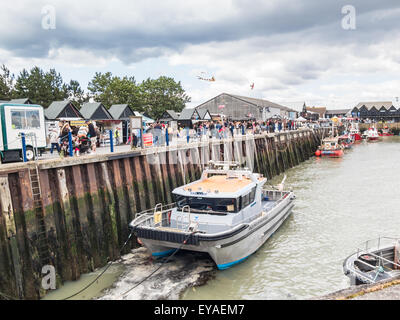 Whitstable, Großbritannien, 25. Juli 2015. Das Wetter in Whitstable. Schwere Wolken aber einige Aufhellungen in Whitstable Oyster Festival. Bildnachweis: CBCK-Christine/Alamy Live-Nachrichten Stockfoto