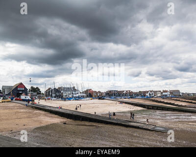 Whitstable, Großbritannien, 25. Juli 2015. Das Wetter in Whitstable. Schwere Wolken aber einige Aufhellungen in Whitstable Oyster Festival. Bildnachweis: CBCK-Christine/Alamy Live-Nachrichten Stockfoto