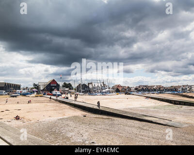 Whitstable, Großbritannien, 25. Juli 2015. Das Wetter in Whitstable. Schwere Wolken aber einige Aufhellungen in Whitstable Oyster Festival. Bildnachweis: CBCK-Christine/Alamy Live-Nachrichten Stockfoto