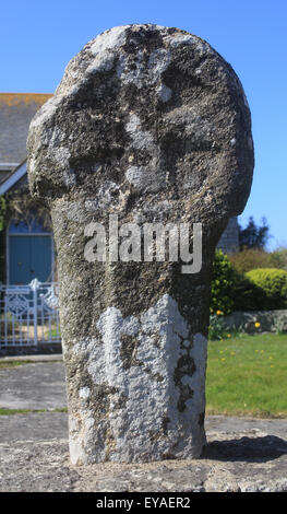 Eine alte Straße Kreuz geschnitzt in den lokalen Granit bei Krähen ein Wra, Cornwall, England, UK. Stockfoto