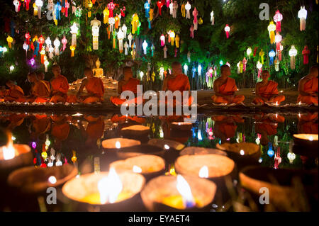 CHIANG MAI, THAILAND - 6. November 2014: Kerzen schweben vor junge buddhistische Mönche meditieren auf einem Festival der Lichter. Stockfoto